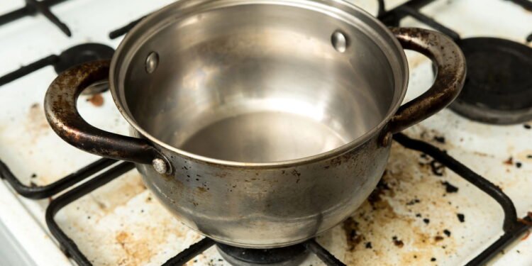 Restaure o brilho das suas panelas utilizando apenas esses 2 ingredientes