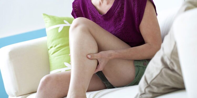 O que seu corpo está dizendo quando sua perna começa a tremer sozinha?