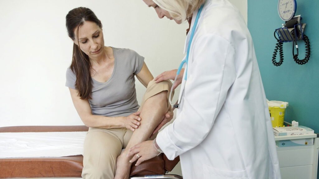 O que seu corpo está dizendo quando sua perna começa a tremer sozinha?