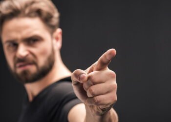 Como identificar se alguém está bravo com você segundo a psicologia