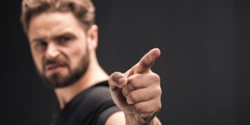 Como identificar se alguém está bravo com você segundo a psicologia