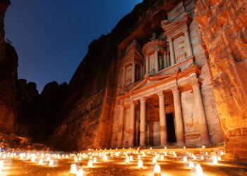 Destino talhado em pedras milenares no deserto encanta viajantes com paisagens únicas