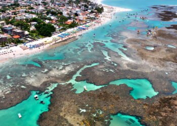 Essa praia com piscinas naturais e águas mornas atrai turistas o ano todo