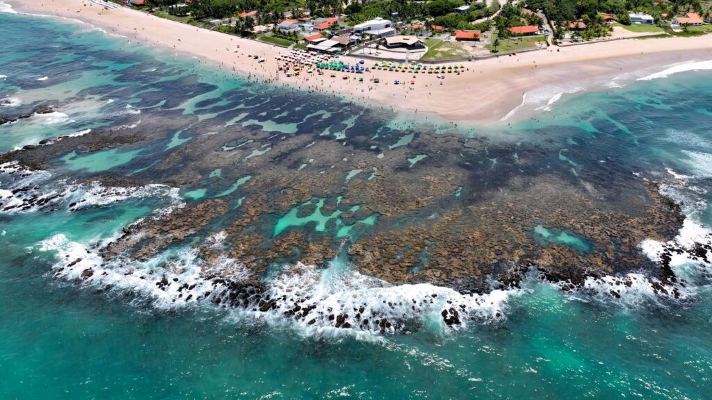 Essa praia com piscinas naturais e águas mornas atrai turistas o ano todo