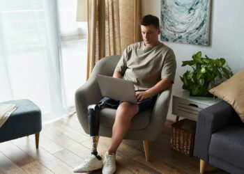 O erro diário ao sentar que está prejudicando sua coluna sem perceber