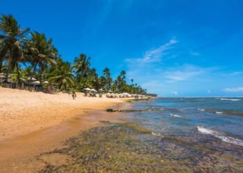 Essa praia está encantando o Brasil e fica a apenas 1h30 de Salvador