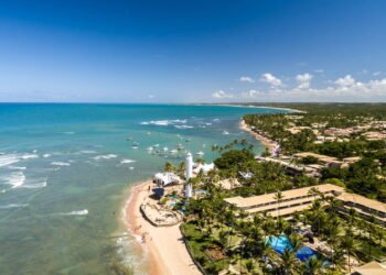 Essa praia está encantando o Brasil e fica a apenas 1h30 de Salvador