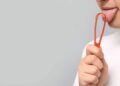 Raspar a língua pode mesmo melhorar a saúde? Eis o que dizem os médicos