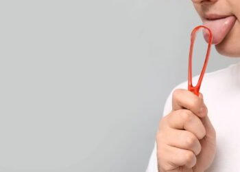 Raspar a língua pode mesmo melhorar a saúde? Eis o que dizem os médicos