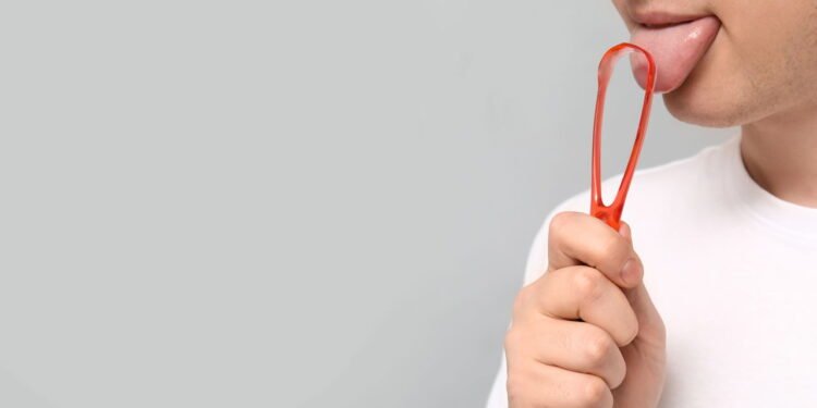 Saúde bucal - Raspar a língua para uma boa saúde bucal - Créditos: depositphotos.com / serezniy