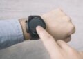 Relógio inteligente medidor de glicose é proibido no país por falta de eficácia
