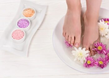 O simples banho de pés com sal e bicarbonato que pode transformar sua saúde