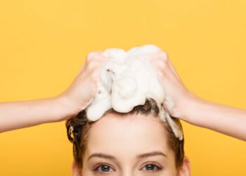Dermatologistas recomendam adicionar um ingrediente ao xampu para fazer o cabelo crescer