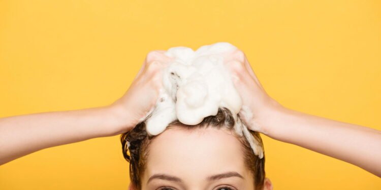 Dermatologistas recomendam adicionar um ingrediente ao xampu para fazer o cabelo crescer