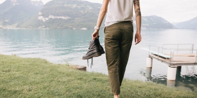 Relaxando pela Suíça - Casal passeando pela Suíça - Créditos: depositphotos.com / DenKostiukBO