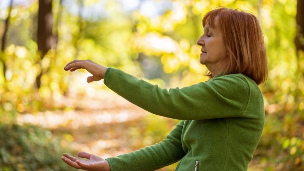 Práticas orientais que estão transformando a vida de idosos no Brasil