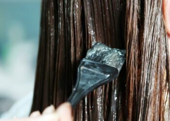 O método caseiro que vem substituindo a pintura tradicional de cabelo