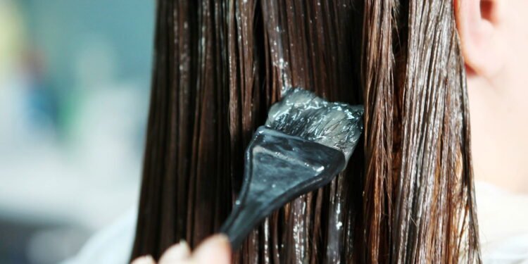 O método caseiro que vem substituindo a pintura tradicional de cabelo