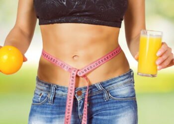 Os melhores exercícios que ajudam a afinar a cintura com treino em casa