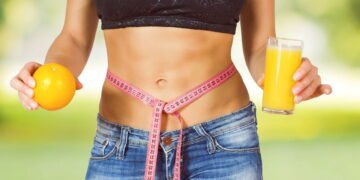 Os melhores exercícios que ajudam a afinar a cintura com treino em casa