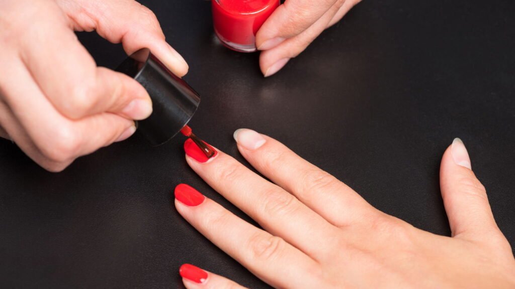 Cores de esmalte que vão dominar o outono 2025 segundo especialistas