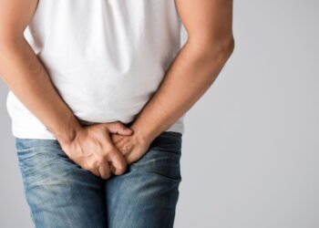 A posição ao urinar que reduz infecções e protege a próstata