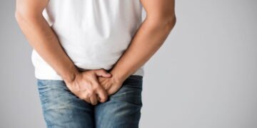 A posição ao urinar que reduz infecções e protege a próstata