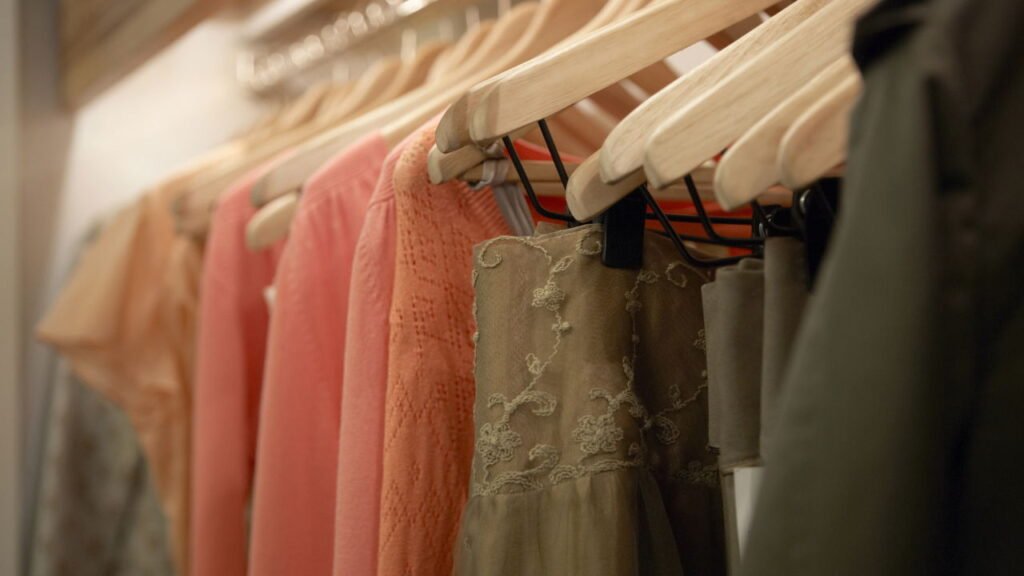 Peças de roupas simples que representam raízes, forças e identidade