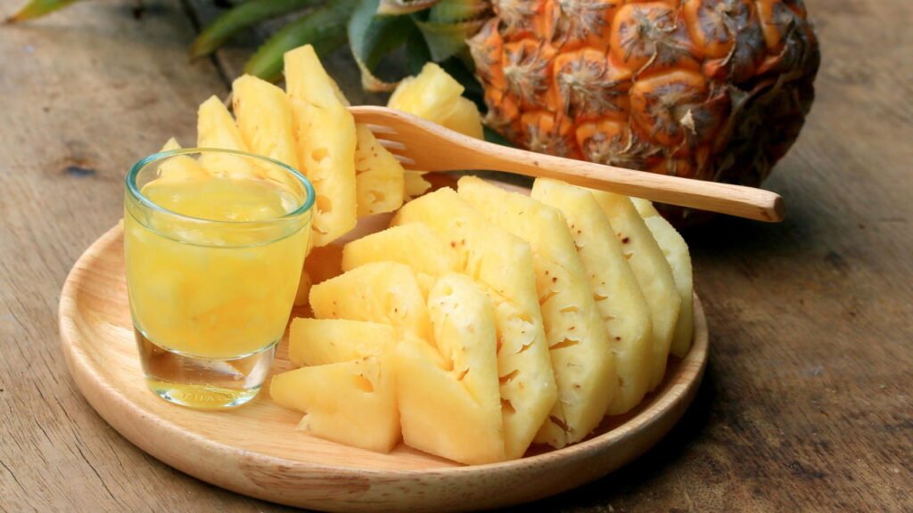 Receita com abacaxi que rende muito e deixa o bolo super cremoso