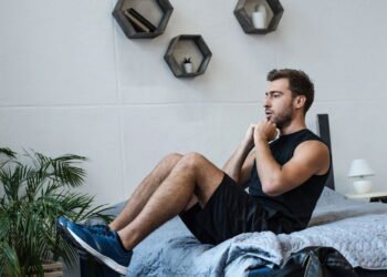 Três exercícios para manter o abdômen forte após os 60 anos