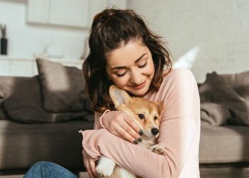 O que a psicologia diz sobre o hábito de acariciar cães na rua
