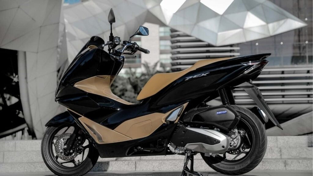 Honda PCX 160 2026 chega ao Brasil com novas cores, mesmo motor e itens de série
