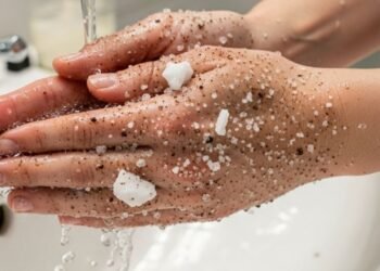 Lavar as mãos com sal e café pode transformar sua pele de forma natural