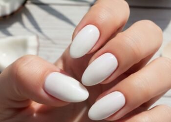 Manicure “água de coco” promete unhas leves e sofisticadas no verão 2026