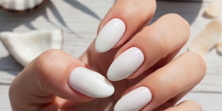 Manicure “água de coco” promete unhas leves e sofisticadas no verão 2026