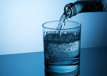 Muita gente acha que água com gás faz mal, mas a ciência diz o contrário