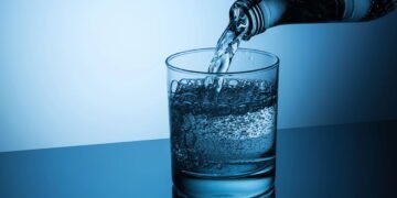 Muita gente acha que água com gás faz mal, mas a ciência diz o contrário
