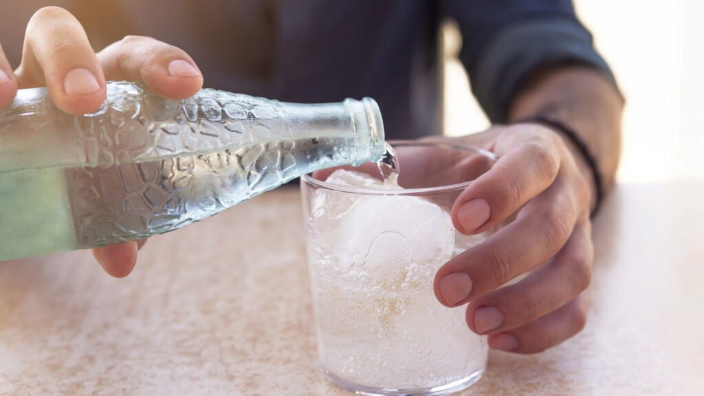 Muita gente acha que água com gás faz mal, mas a ciência diz o contrário