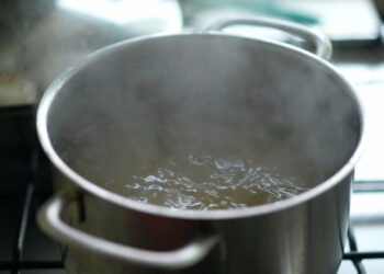 Você joga água fervente no ralo? Veja se você está fazendo isso corretamente