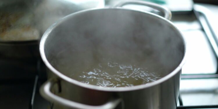 Jogar água fervente no ralo - Créditos: depositphotos.com / zanuckcalilus