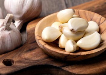 O alho é cheio de benefícios, saiba como ele pode combater dores nas articulações