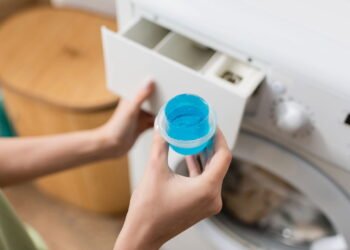 Os erros ao usar amaciante que estragam as roupas e sua máquina