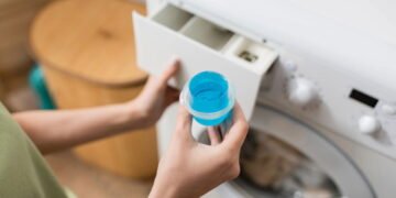 Os erros ao usar amaciante que estragam as roupas e sua máquina