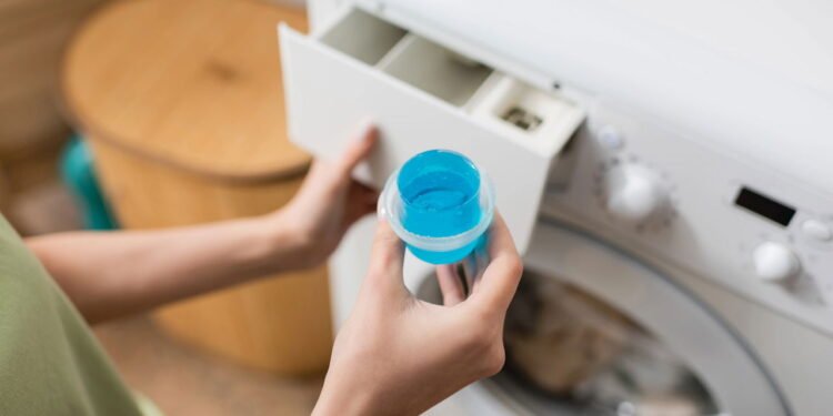 O uso excessivo deste produto pode deixar resíduos nas roupas - Créditos: depositphotos.com / HayDmitriy