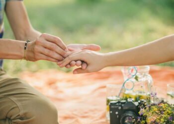 De Taylor Swift até Grace Kelly, os anéis de noivado mais caros usados ​​por celebridades