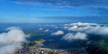 Cidade do RJ com mar transparente e peixe fresco custa menos que Búzios