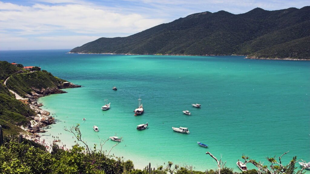 Cidade do RJ com mar transparente e peixe fresco custa menos que Búzios