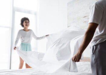 Com que frequência trocar os lençóis da cama?