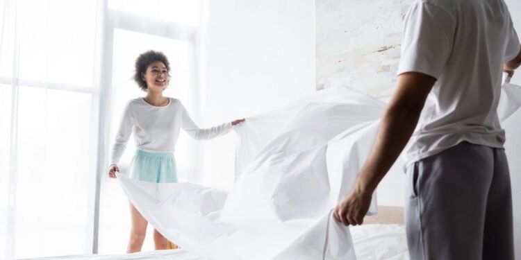 arrumar a cama - Créditos: depositphotos.com / HayDmitriy
