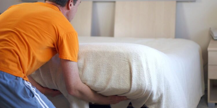 Arrumar a cama - Créditos: depositphotos.com / serenethos